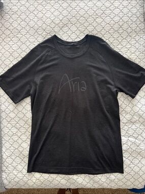 Lululemon Men’s Aria Black Subtle Logo Short-Sleeve Tee. Sz Medium